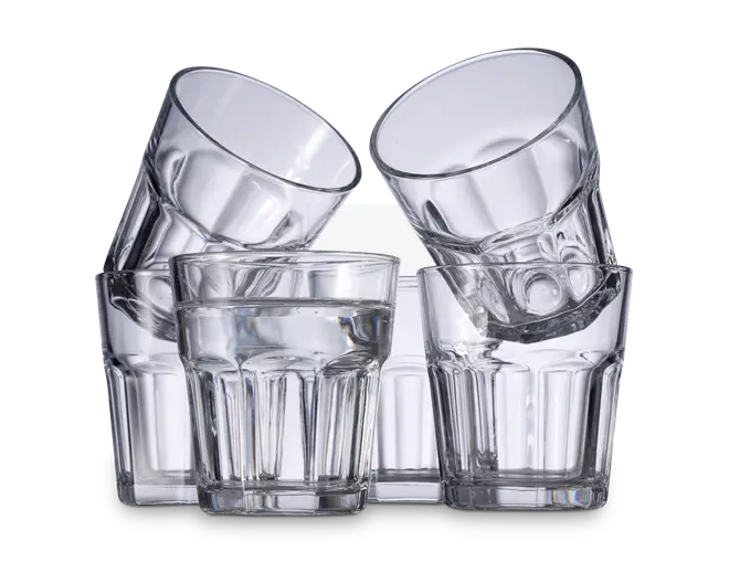 Sæt med seks klare glas med facetslebet design og tykke, solide bunde. Glassene er vist stablet i par, hvor to står oprejst, og et er placeret skråt inde i hvert. Et af de oprejste glas er fyldt med vand, hvilket fremhæver glassets klarhed og gennemsigtighed.