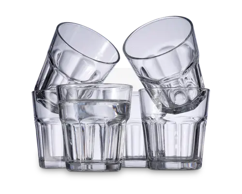 Sæt med seks klare glas med facetslebet design og tykke, solide bunde. Glassene er vist stablet i par, hvor to står oprejst, og et er placeret skråt inde i hvert. Et af de oprejste glas er fyldt med vand, hvilket fremhæver glassets klarhed og gennemsigtighed.