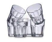 Sæt med seks klare glas med facetslebet design og tykke, solide bunde. Glassene er vist stablet i par, hvor to står oprejst, og et er placeret skråt inde i hvert. Et af de oprejste glas er fyldt med vand, hvilket fremhæver glassets klarhed og gennemsigtighed.