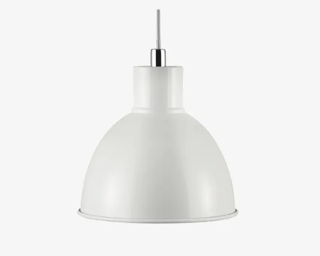 En pendellampe med en glat, kuppelformet metalskærm i mat hvid finish. Lampen har et enkelt, industrielt inspireret design med en cylindrisk top og et kromdetalje, hvor ledningen møder skærmen. Indersiden af skærmen er også hvid, hvilket giver et rent og moderne udtryk.