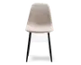 Stol med glat, lysebeige polstret sæde og ryglæn, der har et let buet, ergonomisk design. Stolen har fire slanke, sorte metalben, der er let udadskrånende for stabilitet. Stilen er moderne og minimalistisk, velegnet til spisebord eller kontor.