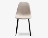 Stol med glat, lysebeige polstret sæde og ryglæn, der har et let buet, ergonomisk design. Stolen har fire slanke, sorte metalben, der er let udadskrånende for stabilitet. Stilen er moderne og minimalistisk, velegnet til spisebord eller kontor.