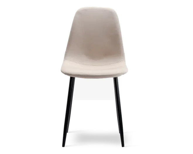 Stol med glat, lysebeige polstret sæde og ryglæn, der har et let buet, ergonomisk design. Stolen har fire slanke, sorte metalben, der er let udadskrånende for stabilitet. Stilen er moderne og minimalistisk, velegnet til spisebord eller kontor.