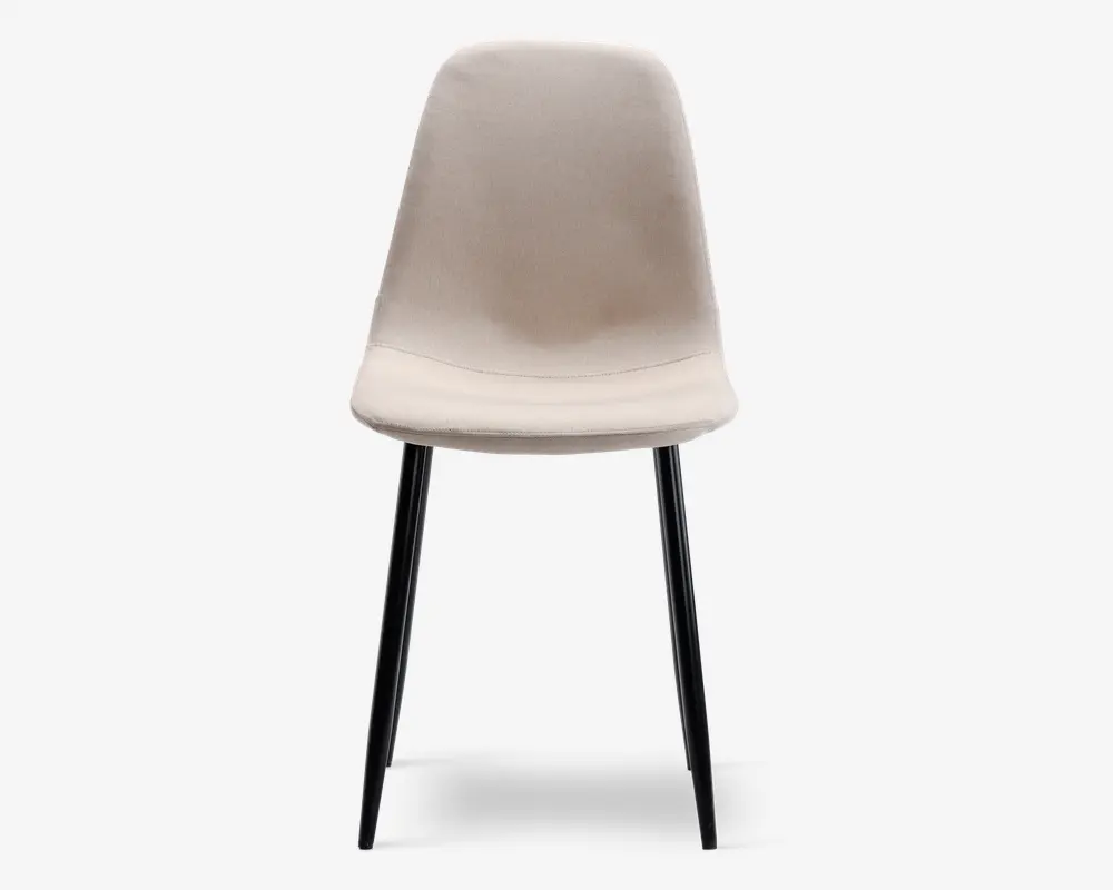 Stol med glat, lysebeige polstret sæde og ryglæn, der har et let buet, ergonomisk design. Stolen har fire slanke, sorte metalben, der er let udadskrånende for stabilitet. Stilen er moderne og minimalistisk, velegnet til spisebord eller kontor.
