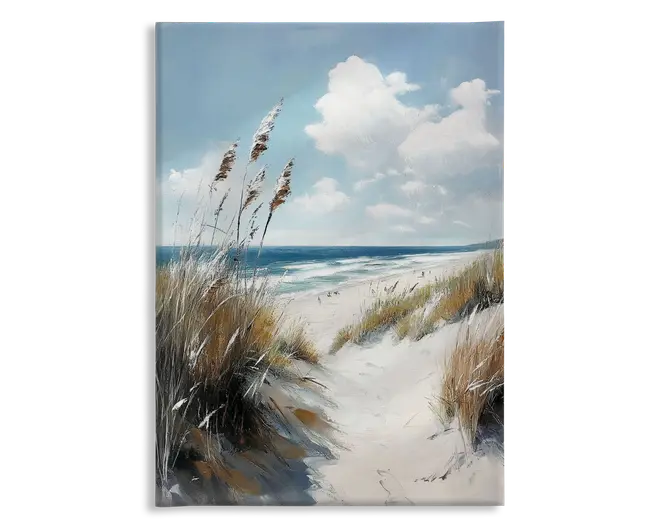 Billedet viser en fredelig kystscene med en sandet sti, der fører gennem højt strandgræs ned mod havet. Himlen er klar blå med store, hvide skyer, og havet er roligt med blide bølger. Strandgræsset er gyldent og grønt og svajer let i vinden, hvilket giver kunstværket en naturlig og rolig stemning.