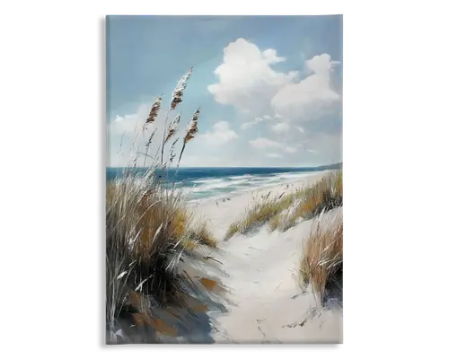 Billedet viser en fredelig kystscene med en sandet sti, der fører gennem højt strandgræs ned mod havet. Himlen er klar blå med store, hvide skyer, og havet er roligt med blide bølger. Strandgræsset er gyldent og grønt og svajer let i vinden, hvilket giver kunstværket en naturlig og rolig stemning.