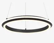 Et moderne, cirkulært pendellys med en elegant sort finish og integreret LED-belysning langs både den indvendige og udvendige kant. Lampen hænger fra loftet i tre tynde, justerbare kabler, hvilket giver et svævende udtryk. Designet er minimalistisk og nutidigt, velegnet til moderne indretning.