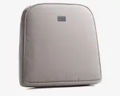 Lys grå, rektangulær pude med afrundede øverste hjørner og diskrete horisontale striber. Puden har en let forhøjet, polstret kant og et lille, centreret stofmærke nær toppen med mærket 'Dacore.' Stoffet virker slidstærkt, og puden er tyk, hvilket giver god støtte.