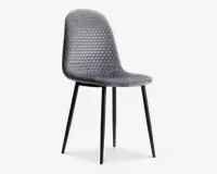 Stol med buet ryglæn og sæde polstret i gråt stof med et bikubeformet quiltet mønster. Stolen har slanke, sorte metalben, der er let skråtstillede for stabilitet. Designet er moderne og minimalistisk med et blødt, polstret sæde for ekstra komfort.