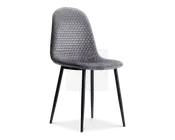 Stol med buet ryglæn og sæde polstret i gråt stof med et bikubeformet quiltet mønster. Stolen har slanke, sorte metalben, der er let skråtstillede for stabilitet. Designet er moderne og minimalistisk med et blødt, polstret sæde for ekstra komfort.