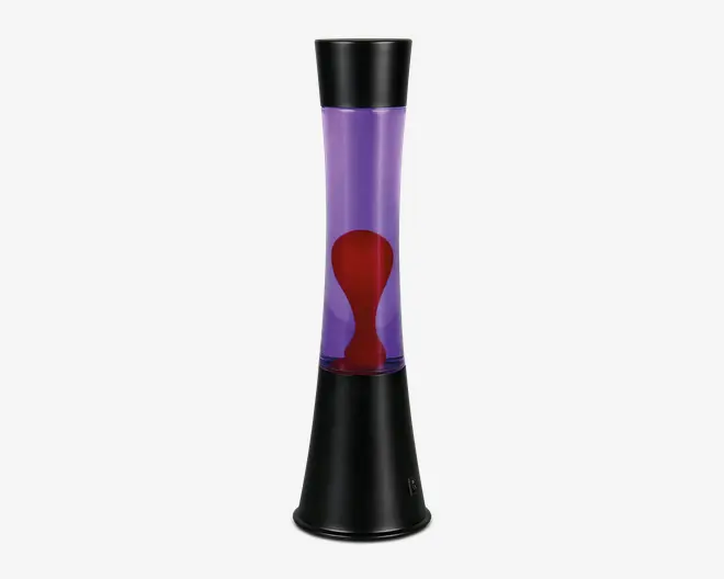 En cylindrisk lampe med sort fod og top, hvor midtersektionen er gennemsigtig og fyldt med lilla væske og rød voks. Voksen danner organiske, bobleagtige former, når den bevæger sig i væsken. Lampen har et slankt, moderne design og står oprejst, hvilket gør den velegnet som dekorativ eller stemningsfuld belysning.