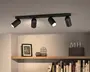 Moderne mat sort loftlampe med en lang rektangulær base og fire justerbare cylindriske spotlights, vist vinklet i forskellige retninger med varmt hvidt lys.