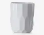 En høj, hvid keramikkop med blank overflade og et facetteret, geometrisk mønster. Koppen har en lige, cylindrisk form uden hank, hvilket giver et moderne og minimalistisk udtryk.