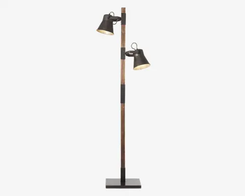 Høj gulvlampe med rektangulær sort fod og en stang i træ. Lampen har to justerbare lampeskærme i sort metal, som sidder i forskellige højder på stangen, så lyset kan rettes i forskellige retninger. Lampeskærmene er let udadbuede og har en metallisk inderside, der giver bedre lysrefleksion.