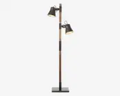 Høj gulvlampe med rektangulær sort fod og en stang i træ. Lampen har to justerbare lampeskærme i sort metal, som sidder i forskellige højder på stangen, så lyset kan rettes i forskellige retninger. Lampeskærmene er let udadbuede og har en metallisk inderside, der giver bedre lysrefleksion.