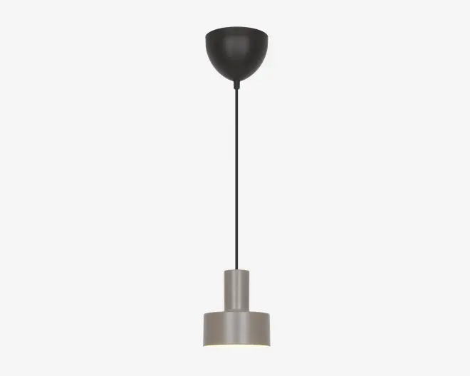 En moderne pendellampe med en cylindrisk lampeskærm i børstet metal med glat finish. Lampen hænger fra en sort ledning, der er fastgjort til en rund, sort loftroset. Designet er minimalistisk og nutidigt, velegnet til forskellige indretninger.
