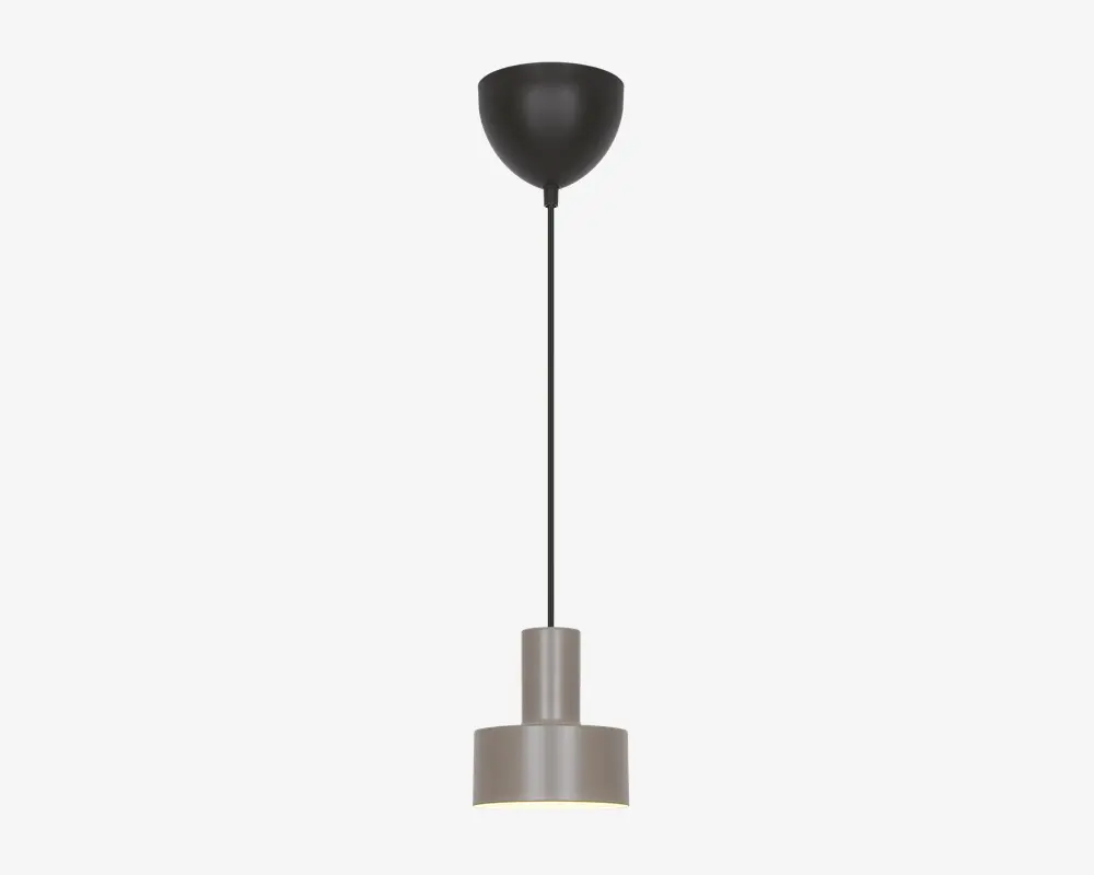En moderne pendellampe med en cylindrisk lampeskærm i børstet metal med glat finish. Lampen hænger fra en sort ledning, der er fastgjort til en rund, sort loftroset. Designet er minimalistisk og nutidigt, velegnet til forskellige indretninger.
