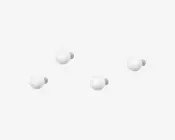 Sæt med fire små, runde, hvide tegnestifter med glatte, blanke overflader og korte metalspidser til at fastgøre ting på opslagstavler eller vægge.