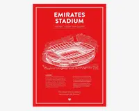 En rød plakat med en detaljeret hvid stregtegning af Emirates Stadium, der viser stadionets ovale form, etager med siddepladser og tagkonstruktion. Øverst på plakaten står stadionets navn med store hvide bogstaver, efterfulgt af information om placering, åbningsdato og kapacitet. Nederst er der en kort historie og fakta om stadionet med små hvide bogstaver samt et citat: 'Jo dybere fundamentet, jo stærkere fæstningen.' Designet er indrammet af en tynd hvid linje, hvilket giver plakaten et rent og moderne udtryk.