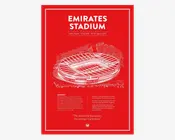 En rød plakat med en detaljeret hvid stregtegning af Emirates Stadium, der viser stadionets ovale form, etager med siddepladser og tagkonstruktion. Øverst på plakaten står stadionets navn med store hvide bogstaver, efterfulgt af information om placering, åbningsdato og kapacitet. Nederst er der en kort historie og fakta om stadionet med små hvide bogstaver samt et citat: 'Jo dybere fundamentet, jo stærkere fæstningen.' Designet er indrammet af en tynd hvid linje, hvilket giver plakaten et rent og moderne udtryk.
