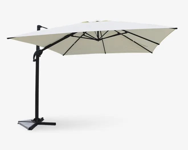 Stor, rektangulær udendørs parasol med cremefarvet dug og solidt sort metalstel. Parasolens sideplacerede stang og krydsformede fod giver fri plads under skyggen. Dugen er forstærket med flere støttestænger for ekstra stabilitet og holdbarhed.