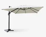 Stor, rektangulær udendørs parasol med cremefarvet dug og solidt sort metalstel. Parasolens sideplacerede stang og krydsformede fod giver fri plads under skyggen. Dugen er forstærket med flere støttestænger for ekstra stabilitet og holdbarhed.
