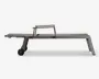 Elegant, moderne udendørs liggestol med justerbar ryglæn og et minimalistisk design. Stellet er lavet af metal med en mat finish og har to store hjul i den ene ende for nem mobilitet. Benene er skråtstillede for stabilitet, og sædet er fladt og langt, velegnet til afslapning. Det samlede udtryk er moderne og funktionelt, ideelt til brug ved poolen eller på terrassen.