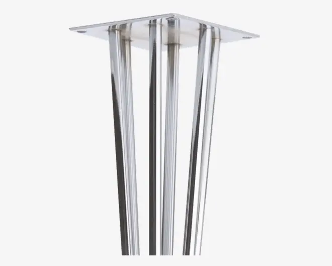 Fire polerede metalben med en firkantet monteringsplade øverst, designet til solid støtte og et moderne, industrielt udseende. Benene er cylindriske og jævnt fordelt, hvilket giver stabilitet og et stilrent udtryk.