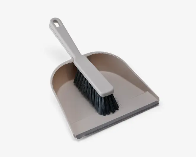 Et sæt bestående af en lille håndkost med sorte børstehår og et lysebeige plastikskæfte, sammen med en lysebeige plastikfejebakke. Fejebakken har en flad kant for nem fejning og let hævede sider til at holde snavs inde. Kosten passer perfekt ned i fejebakken for kompakt opbevaring.
