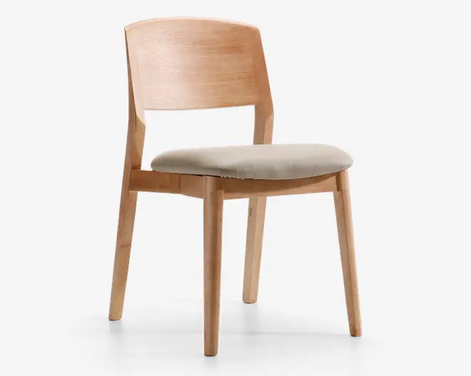 Stol med let træramme og let buet ryglæn for ergonomisk støtte. Sædet er polstret med en lys beige pude, der giver ekstra komfort. Benene er lige og robuste med en naturlig træfinish, der fremhæver træets årer. Designet er minimalistisk og moderne, velegnet til spisebord eller kontor.