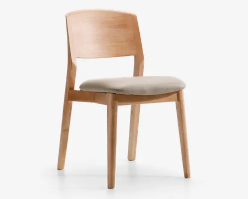 Stol med let træramme og let buet ryglæn for ergonomisk støtte. Sædet er polstret med en lys beige pude, der giver ekstra komfort. Benene er lige og robuste med en naturlig træfinish, der fremhæver træets årer. Designet er minimalistisk og moderne, velegnet til spisebord eller kontor.