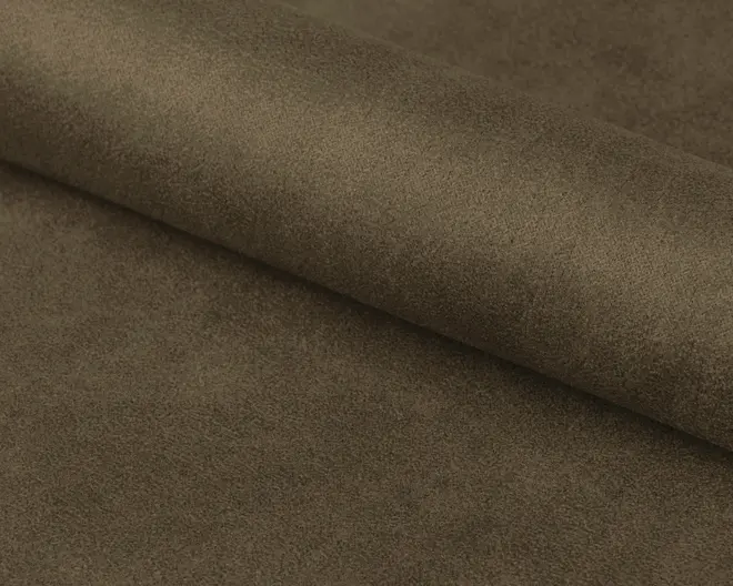 Et nærbillede af en rulle stof i en ensartet, jordbrun farve. Stoffet har en blød, ruskindslignende tekstur med en mat overflade, hvilket giver det et glat og let fløjlsagtigt udseende. Materialet ser tykt og slidstærkt ud, velegnet til polstring eller hobbyprojekter.
