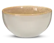 En rund keramikskål med en glat, blank overflade. Ydersiden er ren og råhvid, mens indersiden har en varm, plettet beige glasur, der går op til kanten og skaber en diskret kontrast. Skålen har en let tyk kant og en blødt buet form, hvilket gør den velegnet til servering af suppe, morgenmad eller salater.