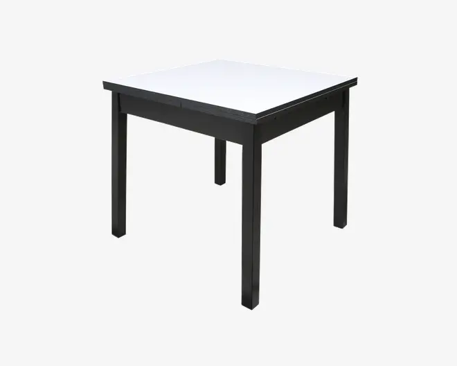Firkantet bord med hvid bordplade og sorte ben samt ramme. Designet er minimalistisk og moderne med lige, solide ben og en glat overflade. Bordet ser ud til at være lavet af træ eller træ-lignende materiale og egner sig til spisning eller arbejdsplads.