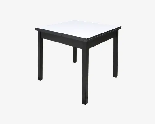 Firkantet bord med hvid bordplade og sorte ben samt ramme. Designet er minimalistisk og moderne med lige, solide ben og en glat overflade. Bordet ser ud til at være lavet af træ eller træ-lignende materiale og egner sig til spisning eller arbejdsplads.