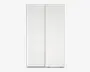 Høj, rektangulær opbevaringsenhed med to store skydedøre. Dørene har en glat, mat hvid overflade og er opdelt i fire vandrette paneler hver, hvilket skaber et diskret gittermønster. Kanterne er rene og lige, hvilket giver et moderne og minimalistisk udtryk.