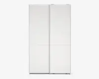 Høj, rektangulær opbevaringsenhed med to store skydedøre. Dørene har en glat, mat hvid overflade og er opdelt i fire vandrette paneler hver, hvilket skaber et diskret gittermønster. Kanterne er rene og lige, hvilket giver et moderne og minimalistisk udtryk.