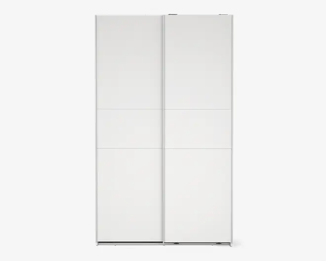 Høj, rektangulær opbevaringsenhed med to store skydedøre. Dørene har en glat, mat hvid overflade og er opdelt i fire vandrette paneler hver, hvilket skaber et diskret gittermønster. Kanterne er rene og lige, hvilket giver et moderne og minimalistisk udtryk.