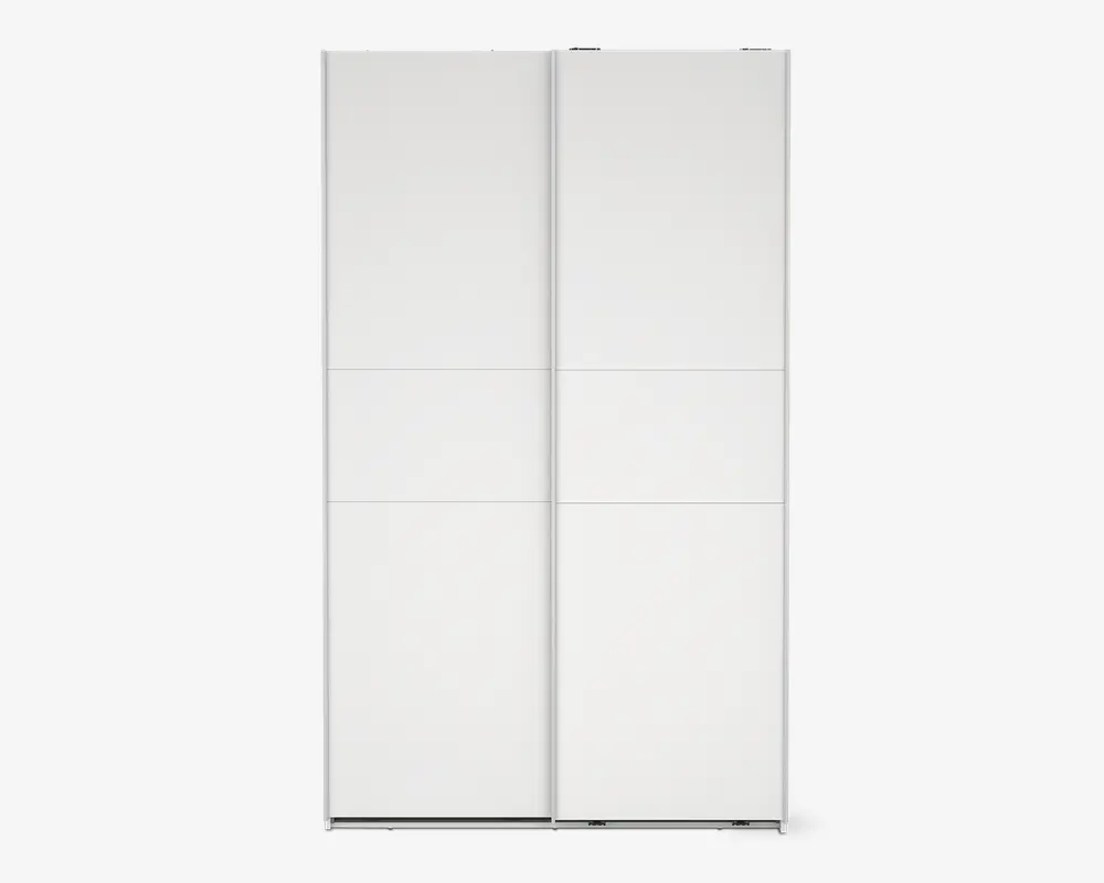 Høj, rektangulær opbevaringsenhed med to store skydedøre. Dørene har en glat, mat hvid overflade og er opdelt i fire vandrette paneler hver, hvilket skaber et diskret gittermønster. Kanterne er rene og lige, hvilket giver et moderne og minimalistisk udtryk.