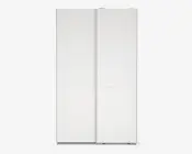 Høj, rektangulær opbevaringsenhed med to store skydedøre. Dørene har en glat, mat hvid overflade og er opdelt i fire vandrette paneler hver, hvilket skaber et diskret gittermønster. Kanterne er rene og lige, hvilket giver et moderne og minimalistisk udtryk.