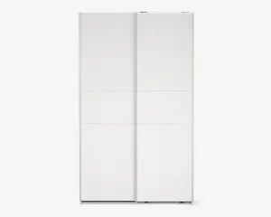 Høj, rektangulær opbevaringsenhed med to store skydedøre. Dørene har en glat, mat hvid overflade og er opdelt i fire vandrette paneler hver, hvilket skaber et diskret gittermønster. Kanterne er rene og lige, hvilket giver et moderne og minimalistisk udtryk.