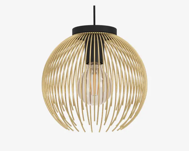 En moderne loftslampe med en kugleformet, bur-lignende skærm lavet af jævnt fordelte, buede metalstænger i guld. Stængerne danner en åben, kuppelformet struktur, der omkranser en synlig, klar glødepære. Lampens top er i mat sort, hvilket giver en elegant kontrast til de gyldne stænger. Designet giver god lysspredning og tilfører rummet et moderne udtryk.
