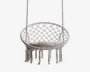 Rund hængestol med flettet macramé-design, robust cirkulær ramme og en tyk, blød siddepude. Stolen har dekorative frynser, der hænger fra den nederste kant, og er ophængt i to stærke reb. Den neutrale farve og det detaljerede mønster giver et boheme-look, velegnet til både indendørs og udendørs brug.