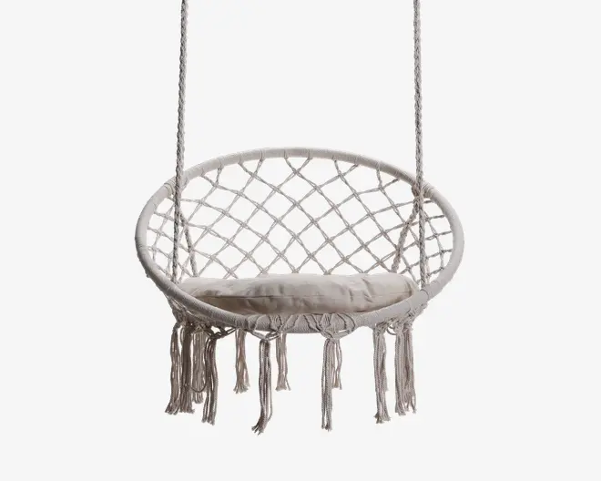 Rund hængestol med flettet macramé-design, robust cirkulær ramme og en tyk, blød siddepude. Stolen har dekorative frynser, der hænger fra den nederste kant, og er ophængt i to stærke reb. Den neutrale farve og det detaljerede mønster giver et boheme-look, velegnet til både indendørs og udendørs brug.