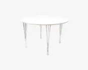 Rundt bord med en glat, hvid bordplade og seks slanke ben i sølvfarvet metal. Benene har et let industrielt udseende med synlige støttebøjler og bolte, hvilket giver stabilitet og et moderne udtryk. Bordet har et minimalistisk design, der passer til moderne indretning.