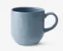 Et keramikkrus med en glat, blank lyseblå overflade. Kruset har en rundet krop, let tilspidset bund og et stort, behageligt håndtag. Krusets kant er diskret markeret med en tynd, mørkere blå linje, som giver et elegant kontrast. Indersiden er glaseret i samme blå farve som ydersiden.