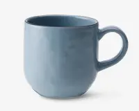 Et keramikkrus med en glat, blank lyseblå overflade. Kruset har en rundet krop, let tilspidset bund og et stort, behageligt håndtag. Krusets kant er diskret markeret med en tynd, mørkere blå linje, som giver et elegant kontrast. Indersiden er glaseret i samme blå farve som ydersiden.
