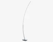 Høj, moderne gulvlampe med et slankt, buet design. Lampen har en elegant metalfinish og en buet struktur, der går ud fra en solid, rektangulær fod. Lyskilden løber langs lampens indvendige bue og giver et jævnt og stilfuldt lys. Minimalistisk og nutidig, velegnet til moderne indretning.