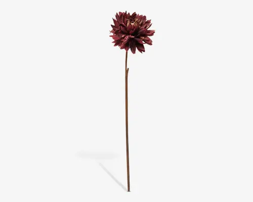 Kunstig blomsterstilk med en stor, mørkerød dahlia-blomst, der har mange lagdelte kronblade. Kronbladene har en let bølget struktur og diskrete farvenuancer, hvilket giver et realistisk udseende. Den lange, slanke stilk er grøn med brune nuancer og har enkelte små, naturtro knopper.