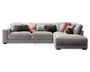 Moderne hjørnesofa med chaiselong til højre, betrukket med lysegråt stof. Sofaen har brede, firkantede armlæn og dybe, bløde sædehynder for ekstra komfort. Leveres med flere pyntepuder i forskellige teksturer og farver, herunder brun, rosa og rust, som giver et hyggeligt og stilfuldt udtryk.